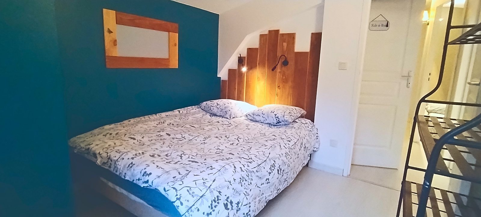 Chambre 1, lit double et mur bleu canard