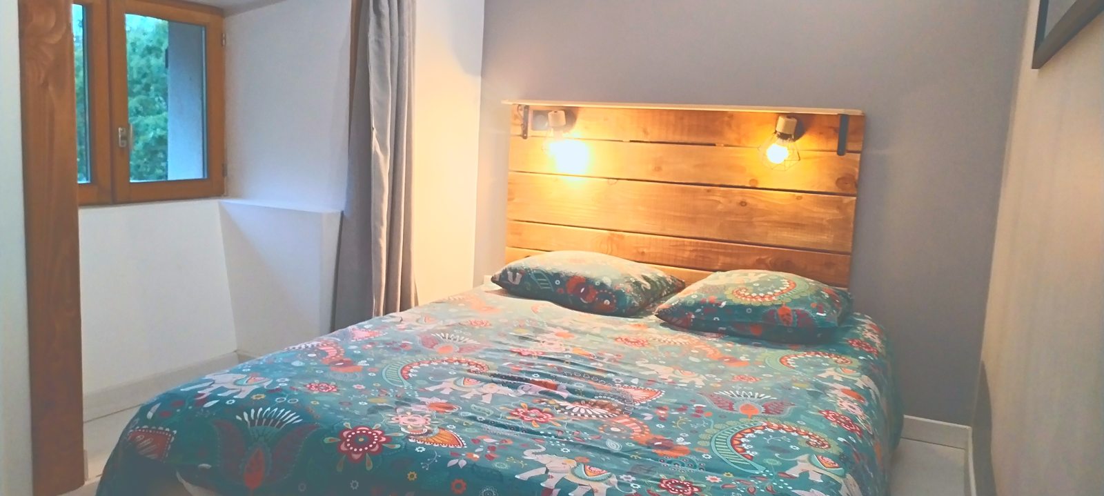 Chambre 3, lit double et tête de lit en planches éclairée