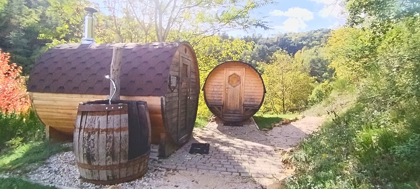 Le sauna et la cabane tonneau dans leur clairière