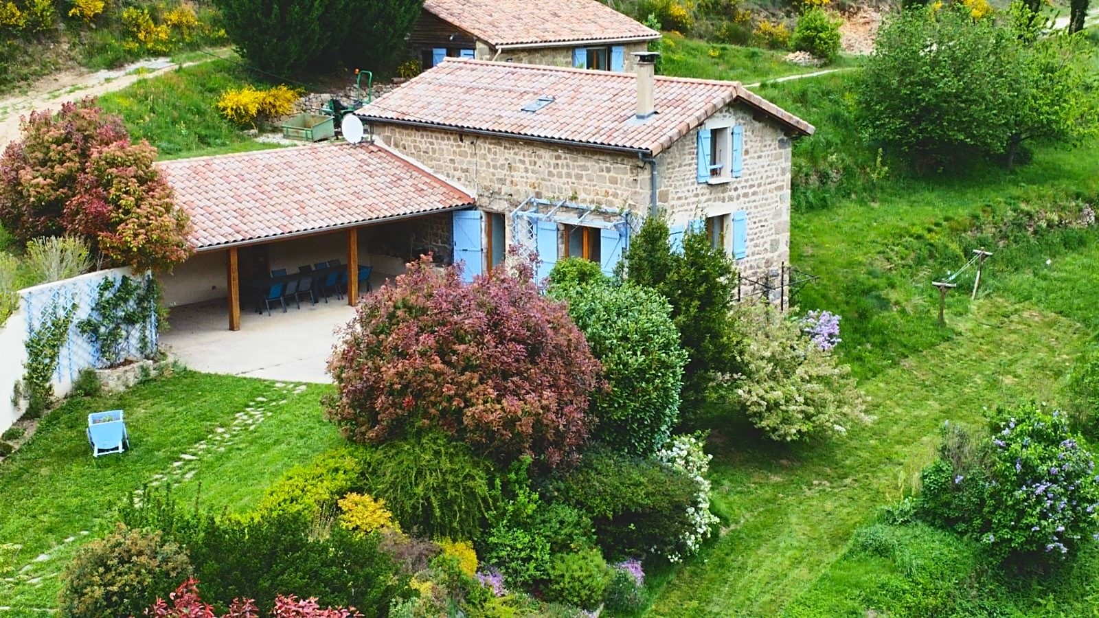 Vue du ciel sur la maison et son jardin