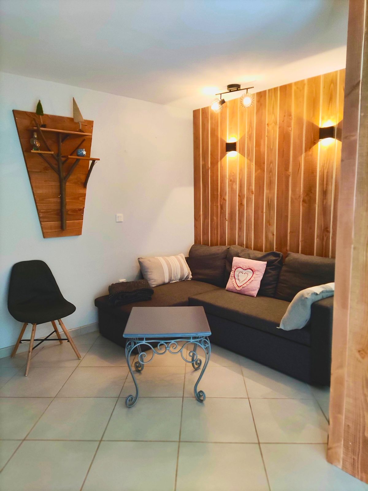 Salon avec canapé et mur en bois