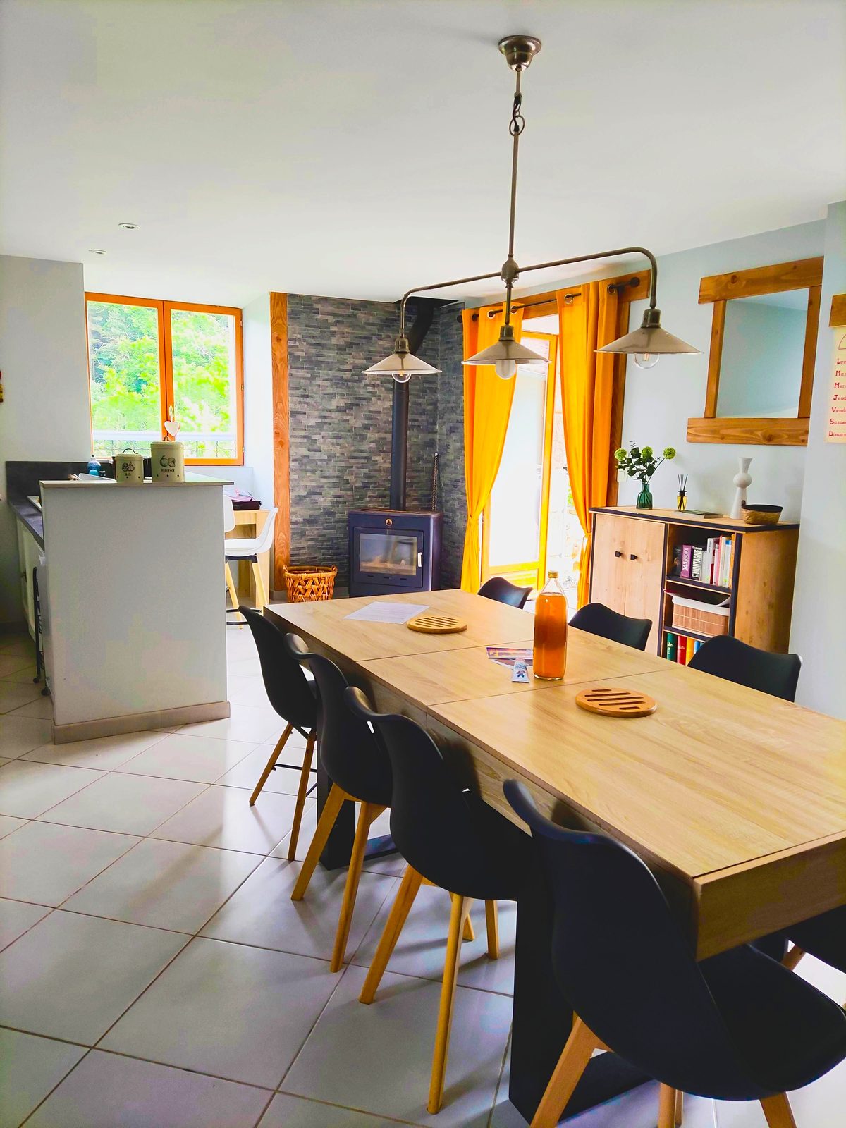 Séjour avec grande table à manger