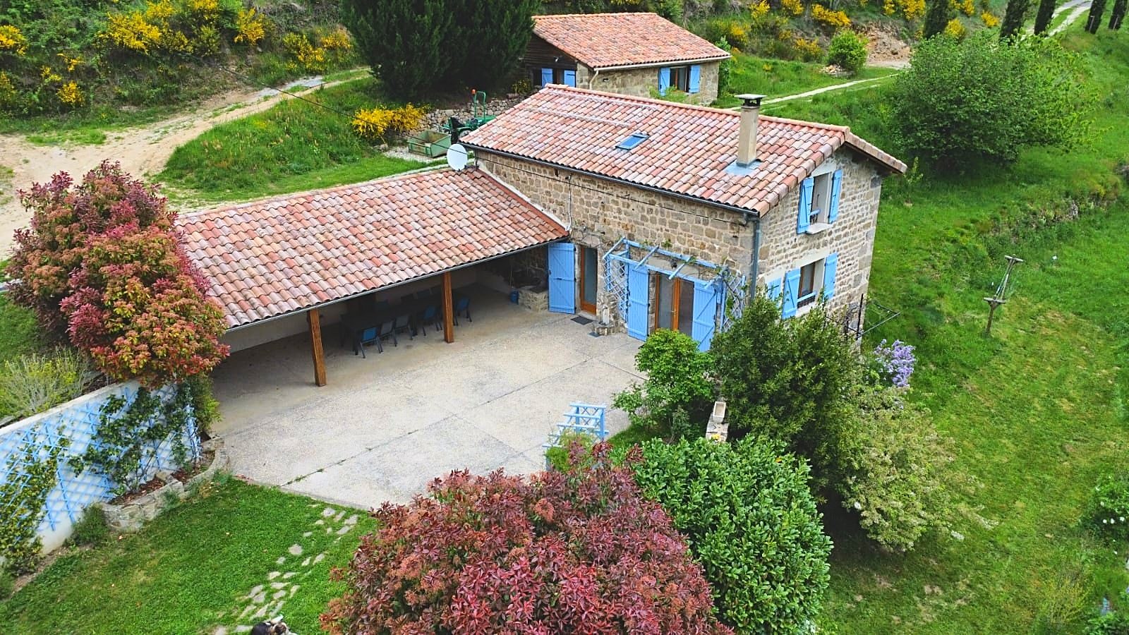 Vue du ciel sur la maison de pierre et sa terrasse